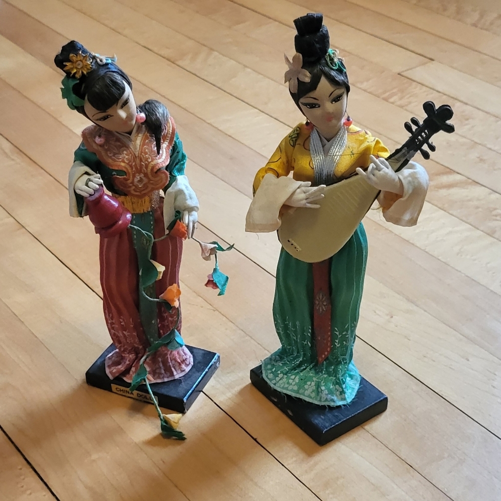 Set of souvenir Chinese dolls